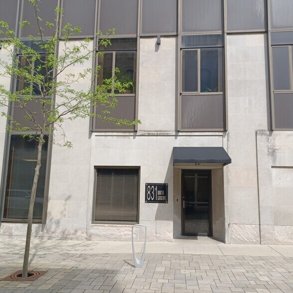 831 N Grand Ave, Waukesha, WI à louer - Photo du bâtiment - Image 2 de 2