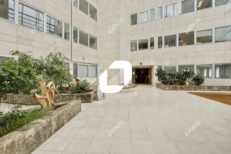 Office in Cergy for lease - Lobby - Image 3 of 12