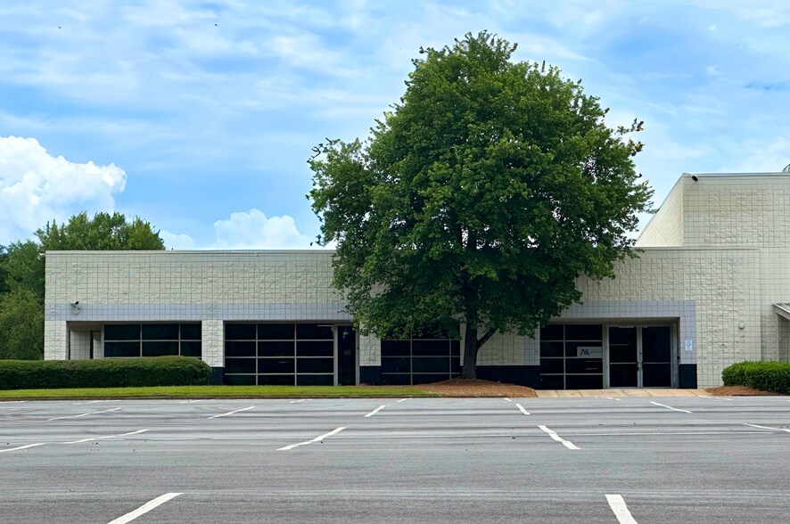 1001 Cherry Dr, Braselton, GA à louer - Photo du bâtiment - Image 2 de 14