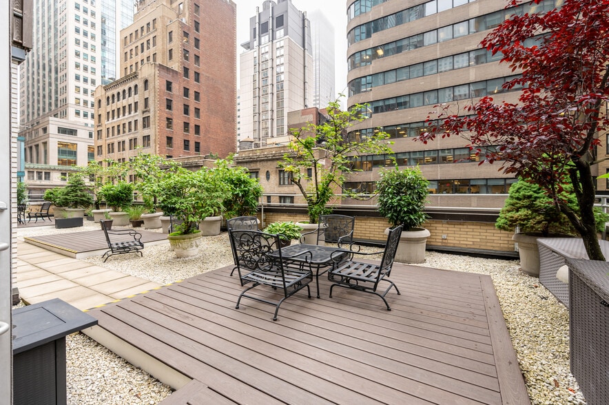144 E 44th St, New York, NY for lease - Building Photo - Image 3 of 9