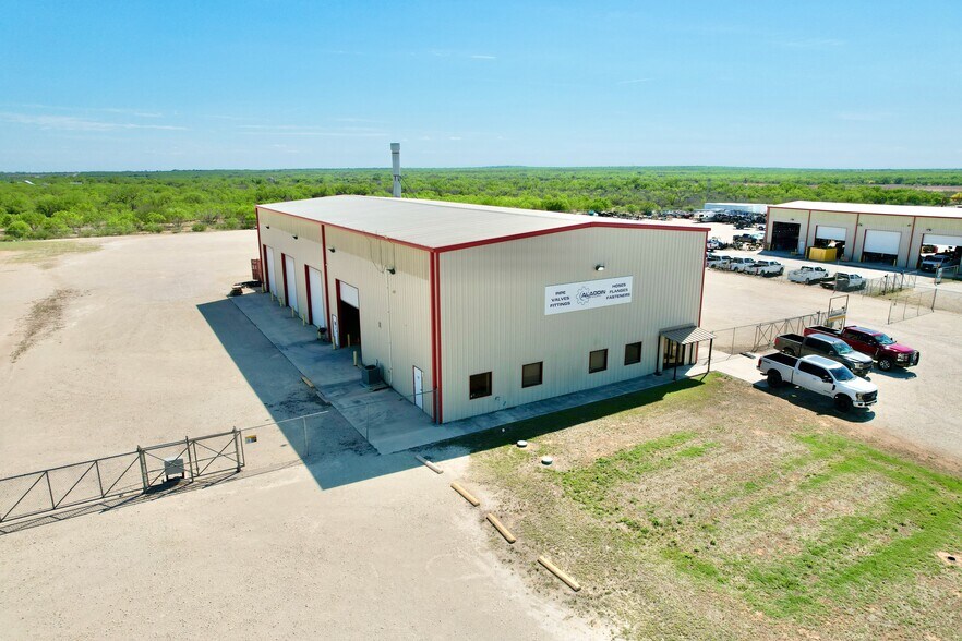 4844 CR 430, Pleasanton, TX à vendre - Photo du bâtiment - Image 2 de 25