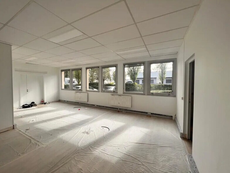 Office in Coignières for lease - Building Photo - Image 3 of 11