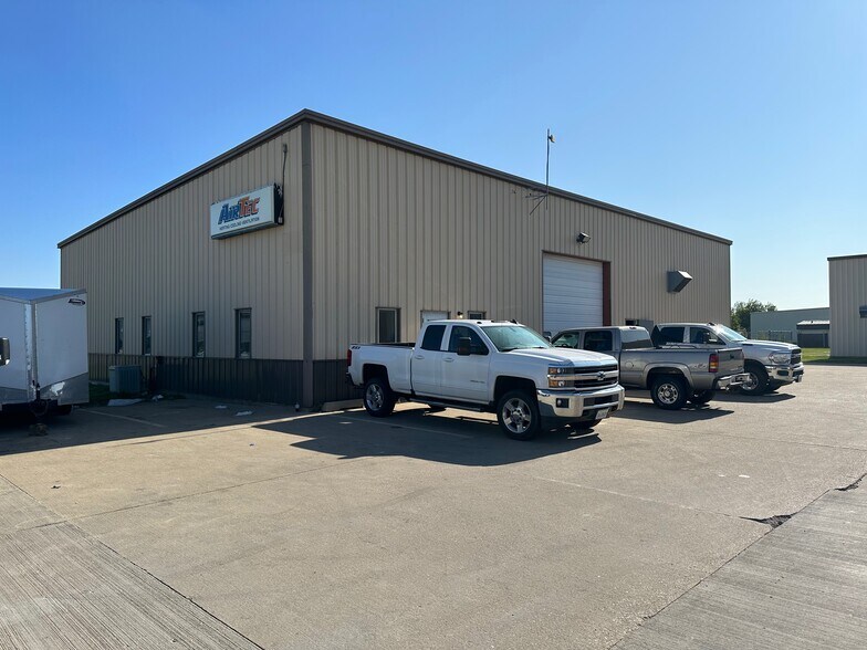 1630 Commerce Pky, Bloomington, IL for sale - Building Photo - Image 3 of 19