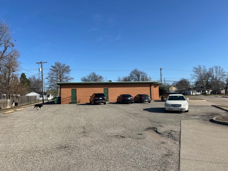 900 E Hartford Ave, Ponca City, OK à louer - Photo du bâtiment - Image 3 de 21