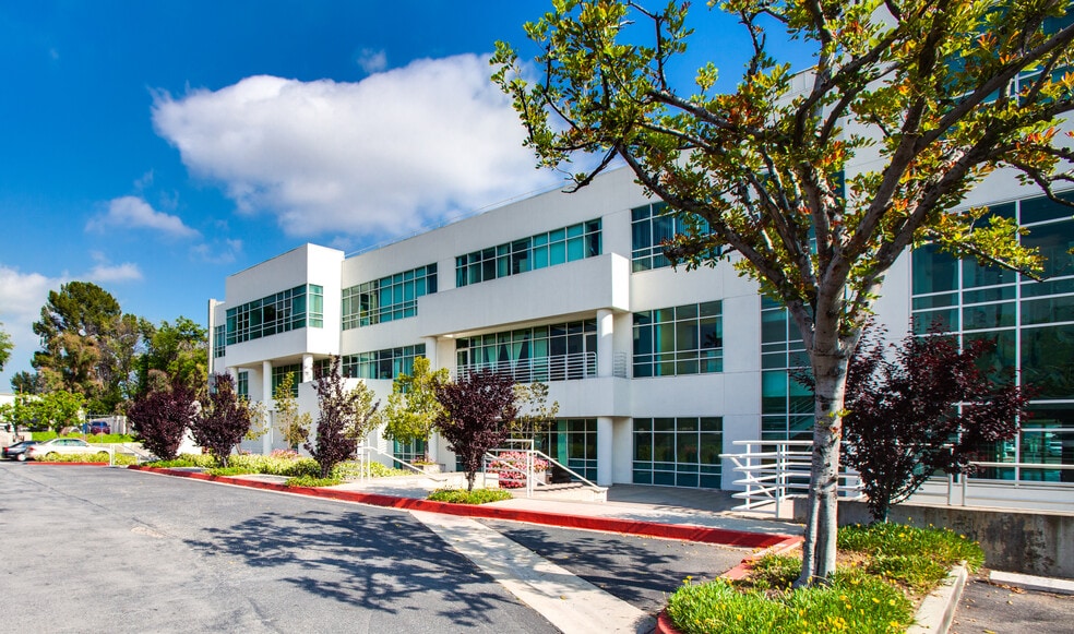 14901 Rinaldi St, Mission Hills, CA for lease - Building Photo - Image 3 of 8