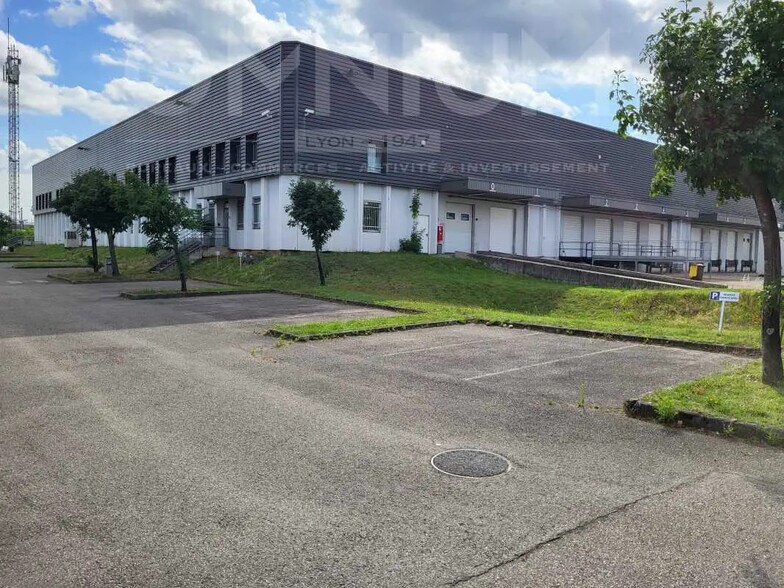Bureau dans Vénissieux à louer - Photo du bâtiment - Image 1 de 12