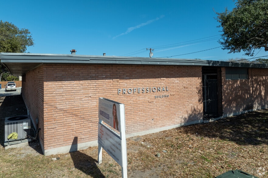 2802 S Staples St, Corpus Christi, TX for lease - Primary Photo - Image 1 of 4
