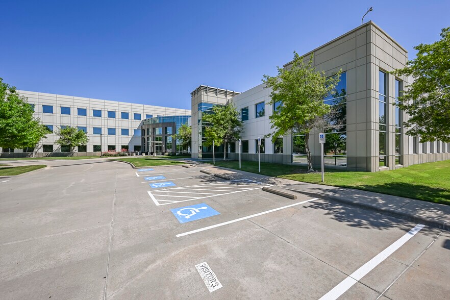 5601 Headquarters Dr, Plano, TX à louer - Photo du bâtiment - Image 2 de 46