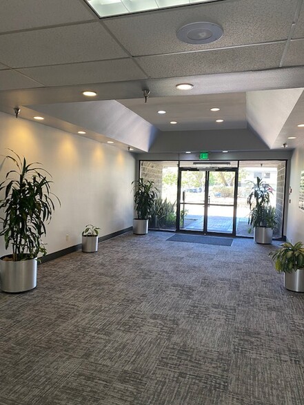 870 N Mountain Ave, Upland, CA for lease - Interior Photo - Image 3 of 28