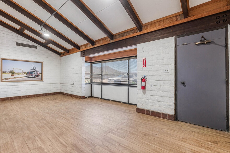 905-917 Corporation St, Santa Paula, CA for sale - Building Photo - Image 2 of 25