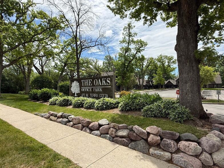 475 W Terra Cotta Ave, Crystal Lake, IL for lease - Building Photo - Image 2 of 23