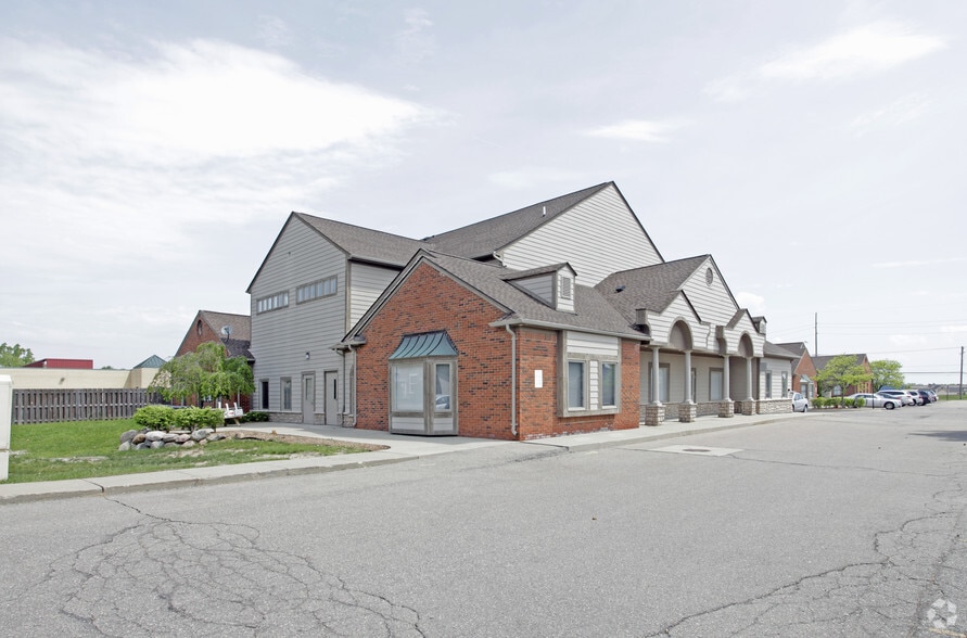 2708 S Rochester Rd, Rochester Hills, MI à vendre - Photo du bâtiment - Image 2 de 2