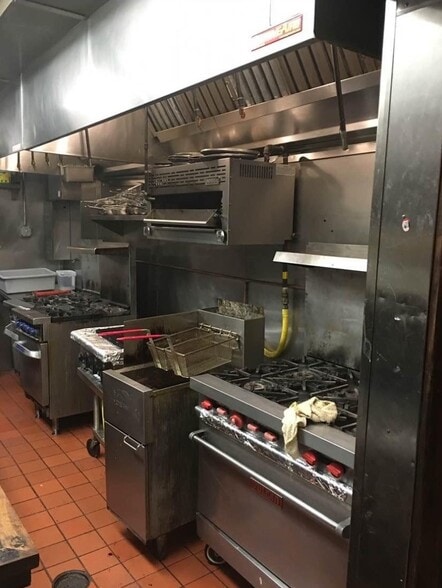 2485 N Jerusalem Rd, East Meadow, NY for sale - Interior Photo - Image 2 of 14