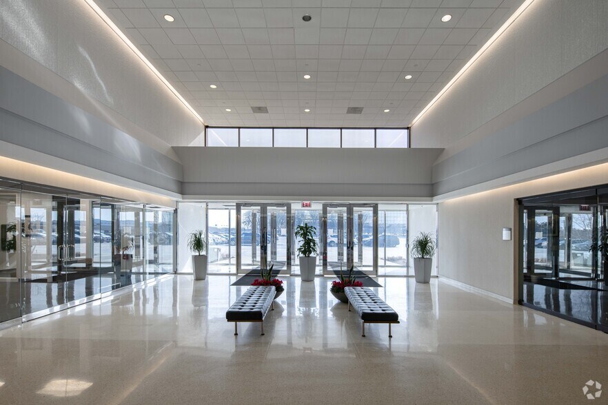 1111 E Touhy Ave, Des Plaines, IL à louer - Hall d’entrée - Image 3 de 27