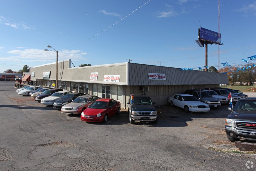 200-210 Woodward Ave, Muscle Shoals, AL à vendre - Photo du bâtiment - Image 2 de 8