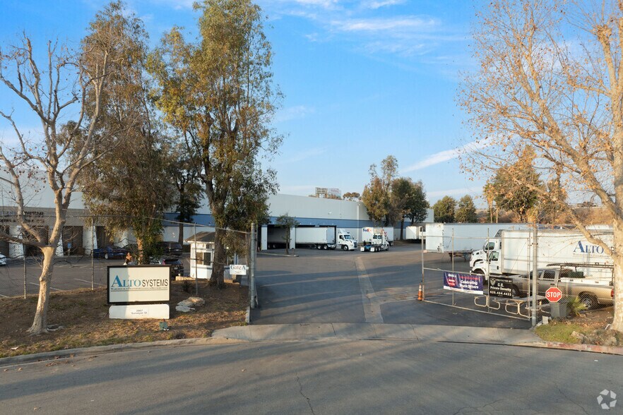 2867 Surveyor St, Pomona, CA à louer - Photo du bâtiment - Image 3 de 9