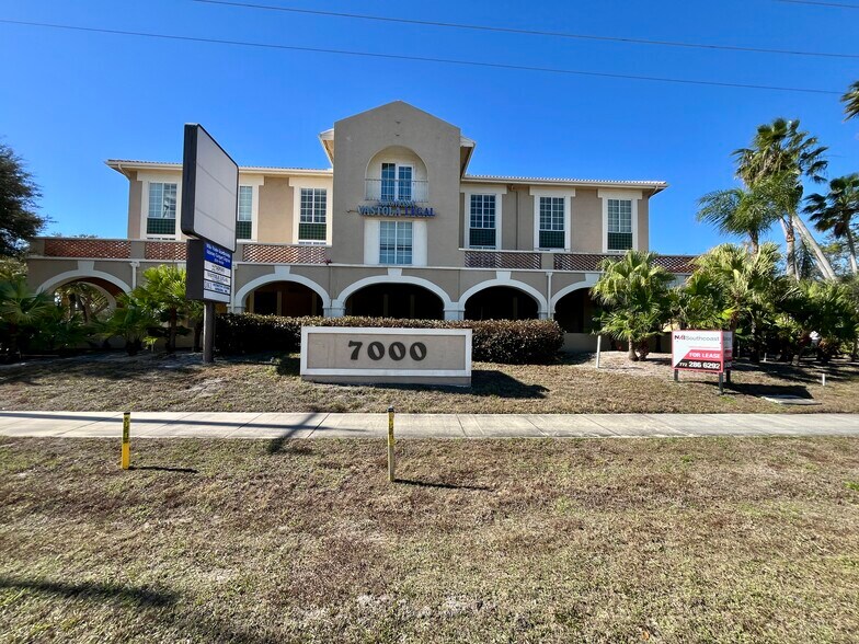 7000 SE Federal Hwy, Stuart, FL à louer - Photo du bâtiment - Image 2 de 11