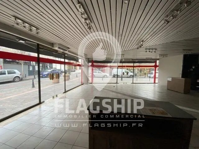 Commerce de détail dans Courbevoie à louer - Photo du bâtiment - Image 3 de 5