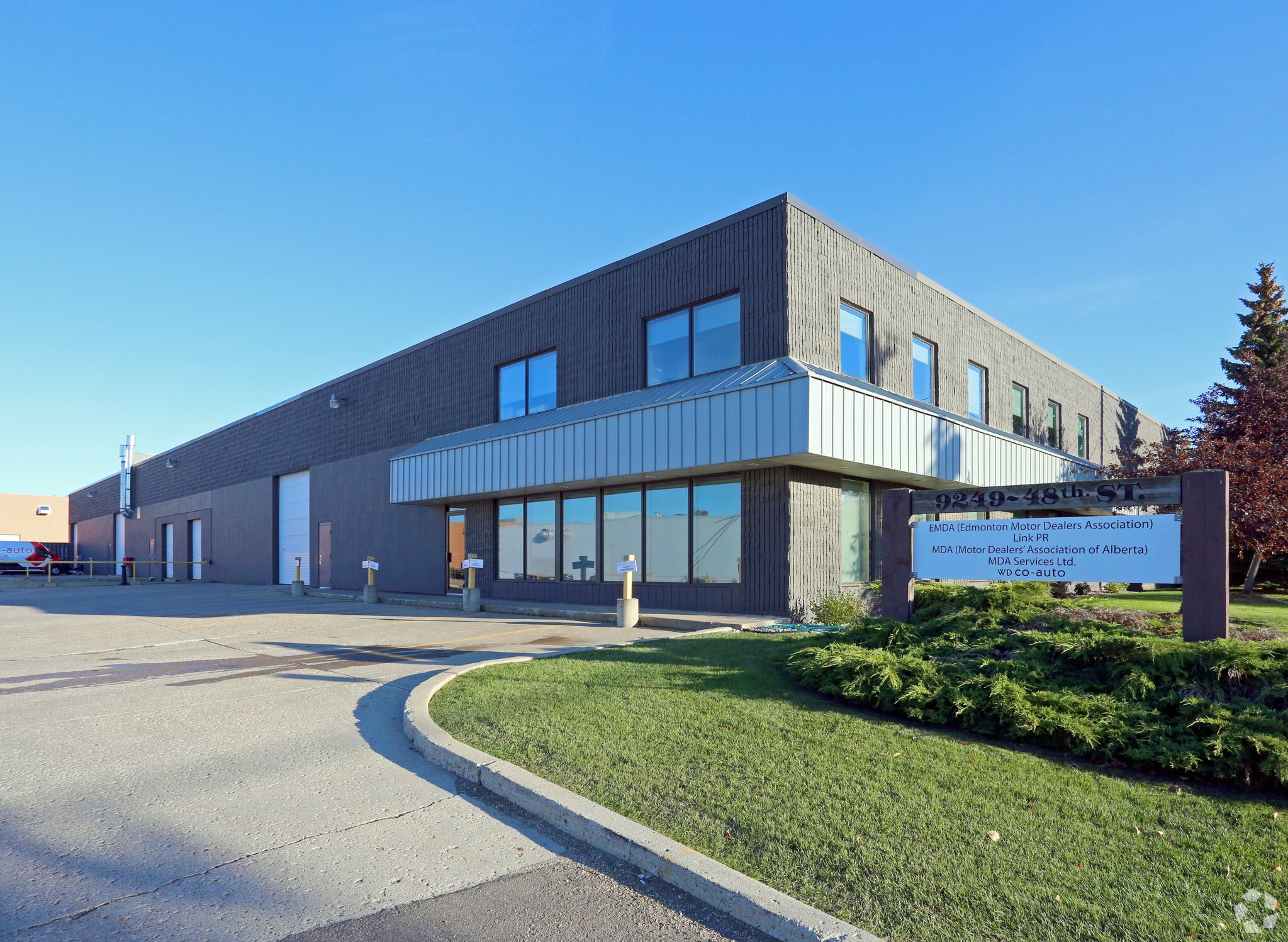 9249 48 St NW, Edmonton, AB for sale Primary Photo- Image 1 of 1