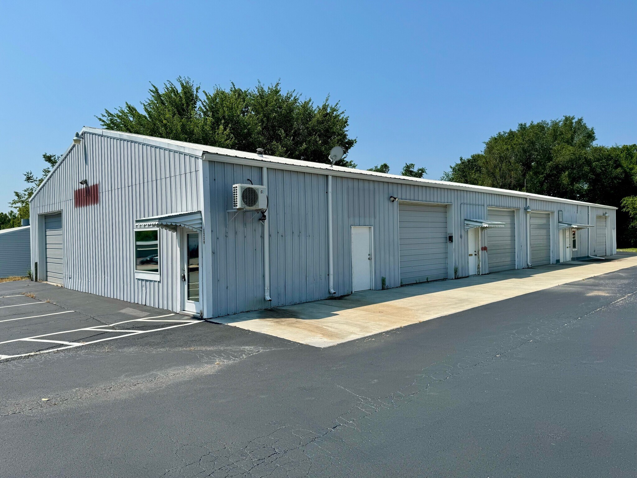 1335-1339 Harvestowne Industrial Dr, Saint Charles, MO à louer Photo principale- Image 1 de 6