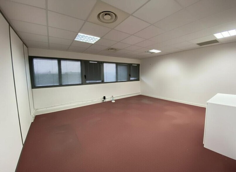 Office in Chartres for lease - Interior Photo - Image 2 of 10