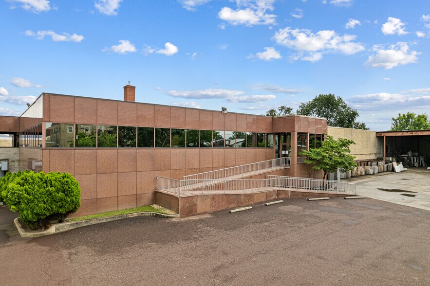 600 W Main St, Norristown, PA à vendre - Photo du bâtiment - Image 2 de 27
