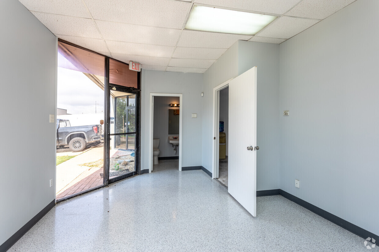 1225 W College Ave, Carrollton, TX for lease Interior Photo- Image 1 of 4