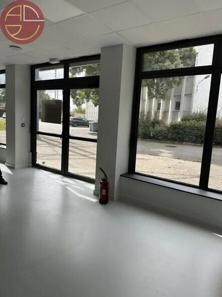 Flex in Labège for lease - Interior Photo - Image 3 of 10