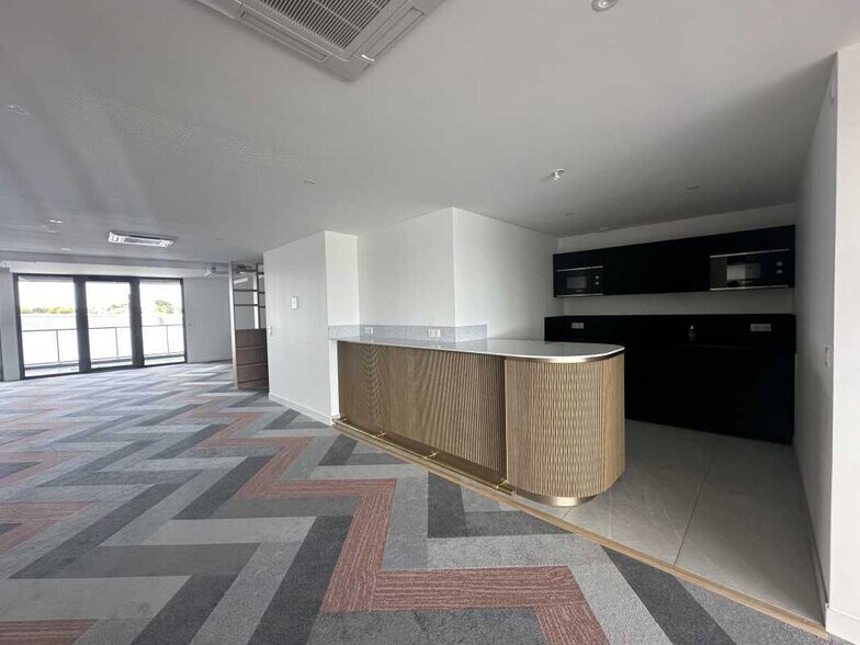 Office in Talence for lease - Building Photo - Image 2 of 7