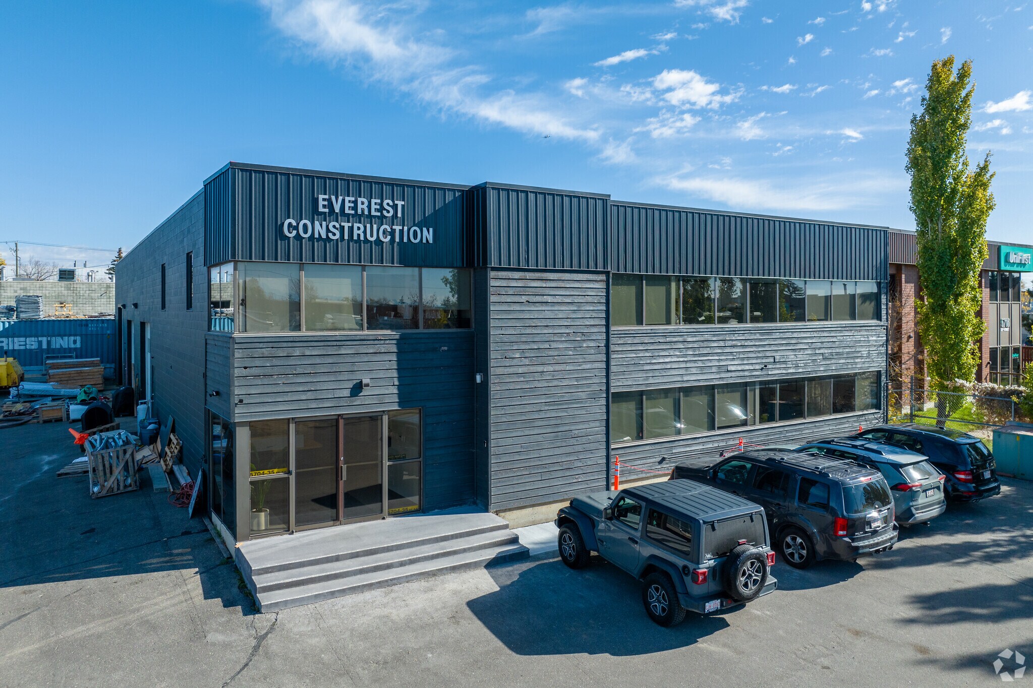 5704 35th St SE, Calgary, AB for sale Primary Photo- Image 1 of 1