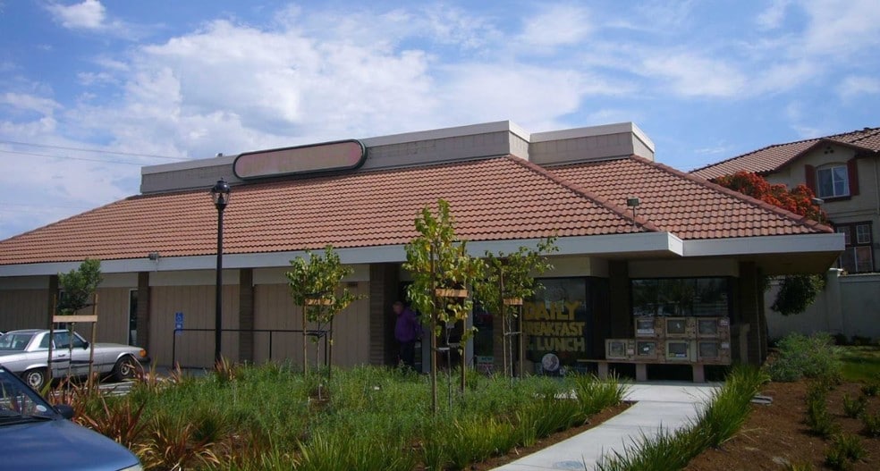 College Center portfolio of 5 properties for sale on LoopNet.ca - Primary Photo - Image 1 of 5