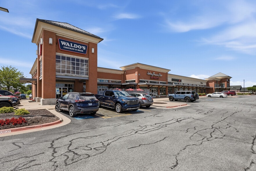 700 SE Walton Blvd, Bentonville, AR for lease - Building Photo - Image 1 of 11