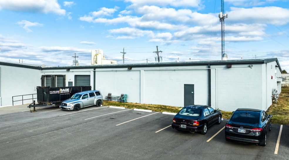 8215-8257 Hedge Lane Ter, Shawnee, KS for lease - Building Photo - Image 2 of 6