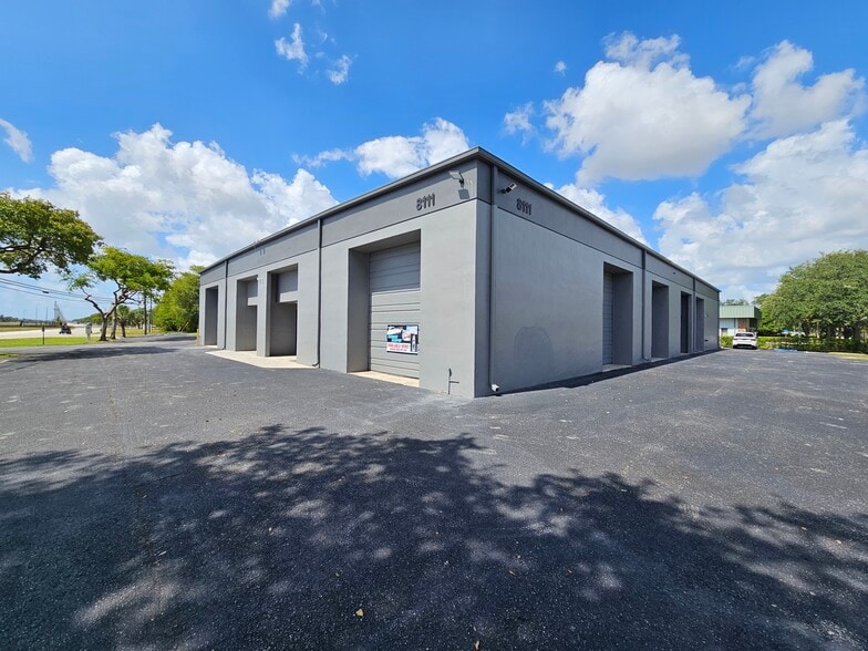 8111 Garden Rd, Riviera Beach, FL for lease - Building Photo - Image 2 of 5