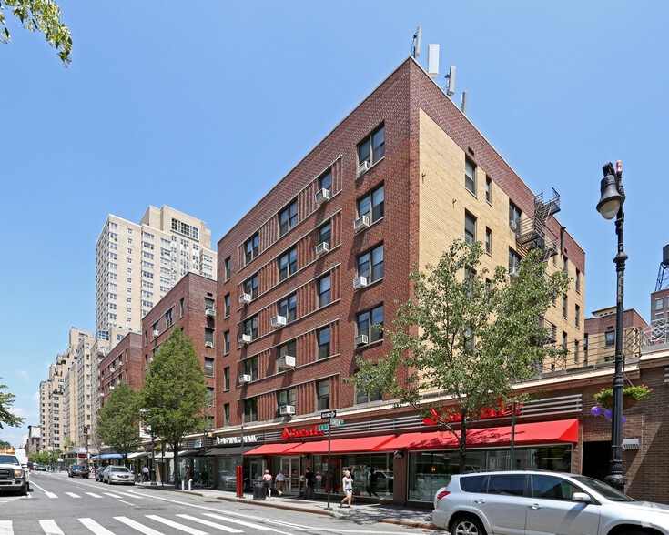 45-47 E 8th St, New York, NY à louer - Photo du bâtiment - Image 3 de 7