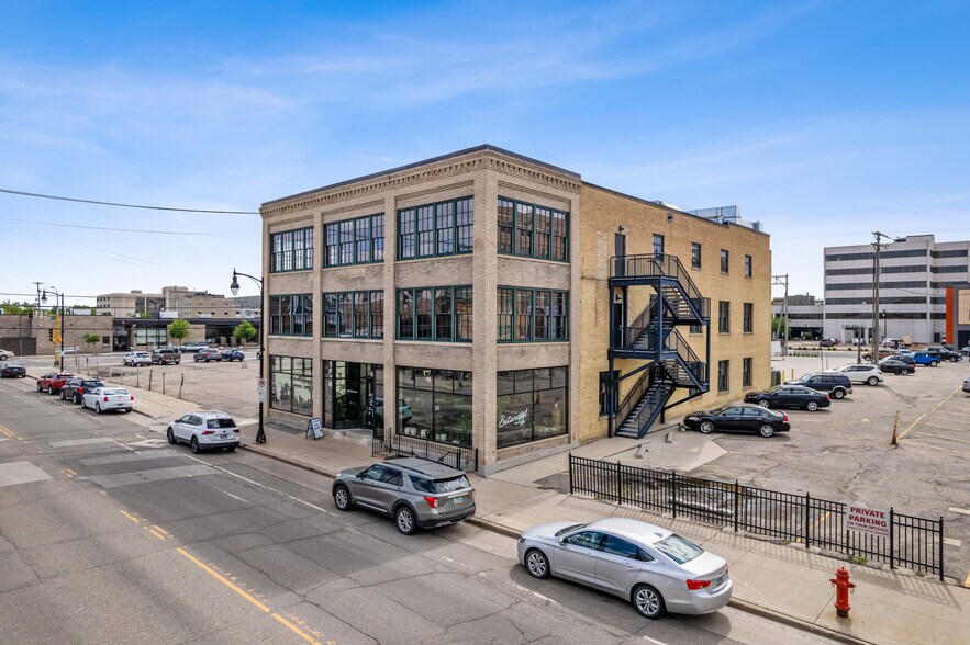 64 4th St N, Fargo, ND à vendre - Photo du bâtiment - Image 2 de 12