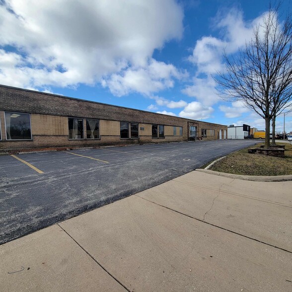 301 W Interstate Rd, Addison, IL for lease - Building Photo - Image 2 of 7