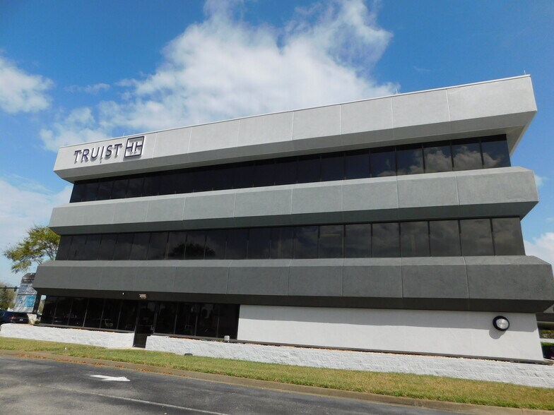 775 E Merritt Island Causway, Merritt Island, FL à louer - Photo du bâtiment - Image 2 de 8