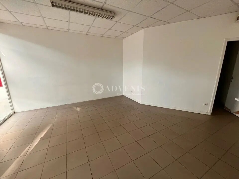 Retail in Villeurbanne for lease Building Photo- Image 1 of 3