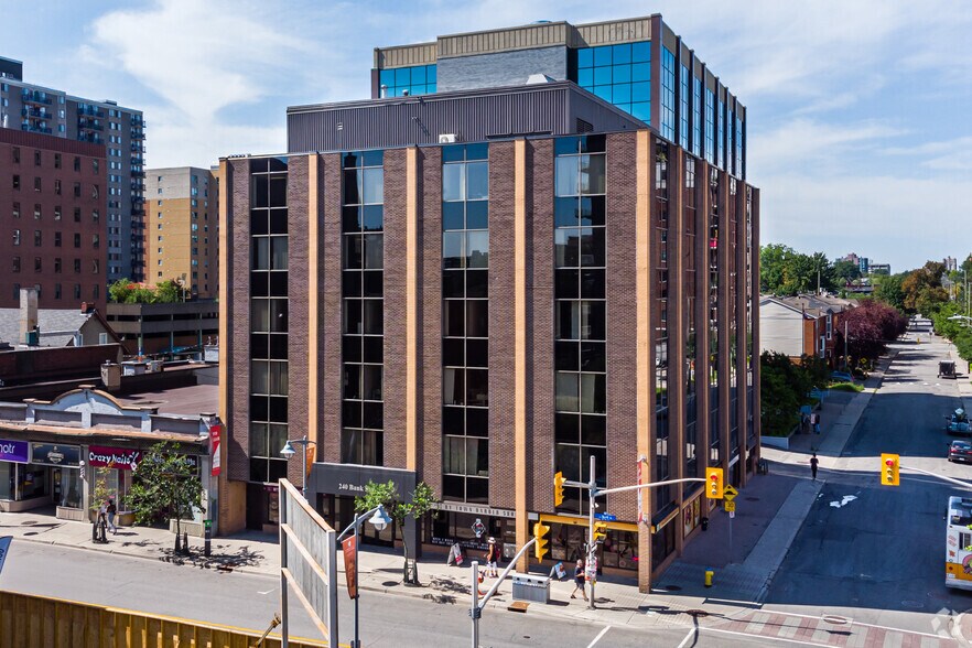 240 Bank St, Ottawa, ON à louer - Photo principale - Image 1 de 5