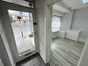 506 Beverley Rd, Hull for lease Interior Photo- Image 2 of 12