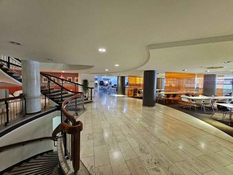 157-197 Buckingham Palace Rd, London for lease - Building Photo - Image 1 of 8