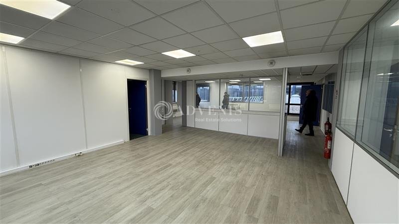 Office in Noisy Le Grand for lease - Interior Photo - Image 1 of 4