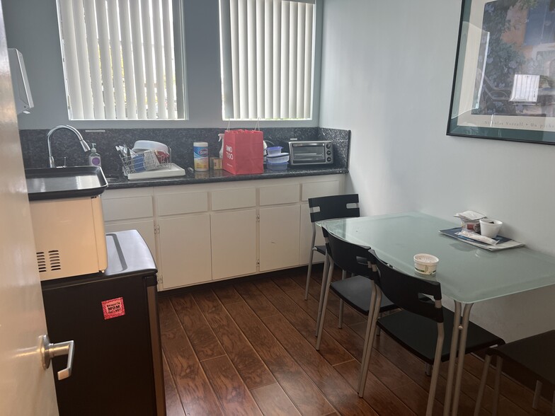 9736 Venice Blvd, Culver City, CA for lease - Interior Photo - Image 2 of 13