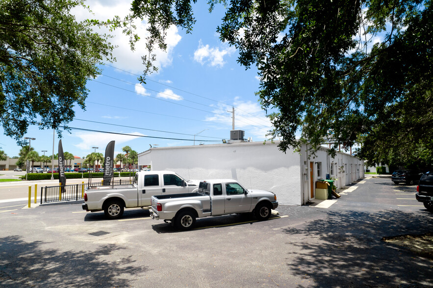 4235 Bee Ridge Rd, Sarasota, FL for sale - Building Photo - Image 3 of 13