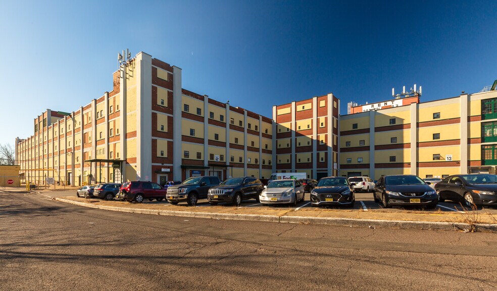 239 Lindbergh Pl, Paterson, NJ à louer - Photo du bâtiment - Image 1 de 15