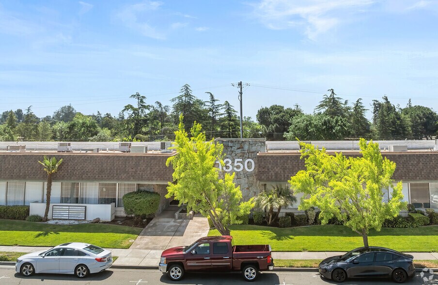 1350 W Robinhood Dr, Stockton, CA à louer - Photo du bâtiment - Image 1 de 13
