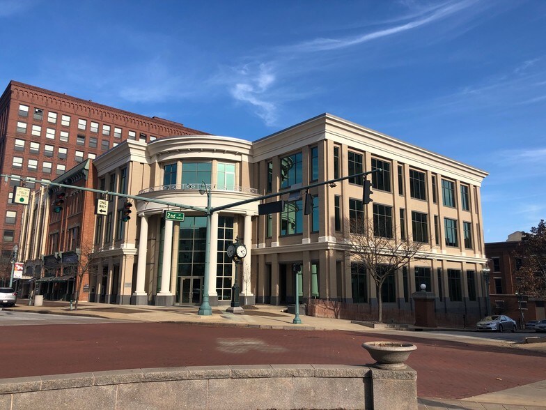 200 Market Ave N, Canton, OH à louer - Photo du bâtiment - Image 1 de 7