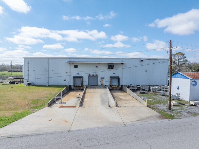 605 Wilfred Landry St, Delcambre, LA à vendre - Photo du bâtiment - Image 2 de 11