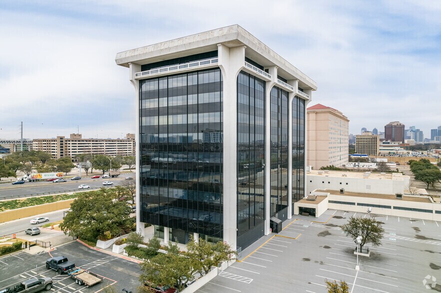 2525 N Stemmons Fwy, Dallas, TX à vendre - Photo du bâtiment - Image 2 de 9